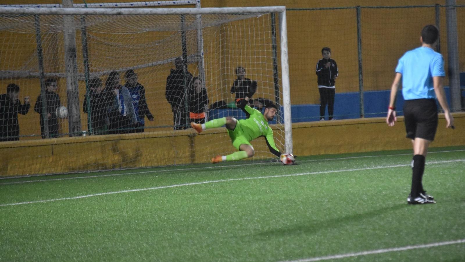 Santos detuvo el lanzamiento de Taufek, pero marcó Cheíto tras el rechace.