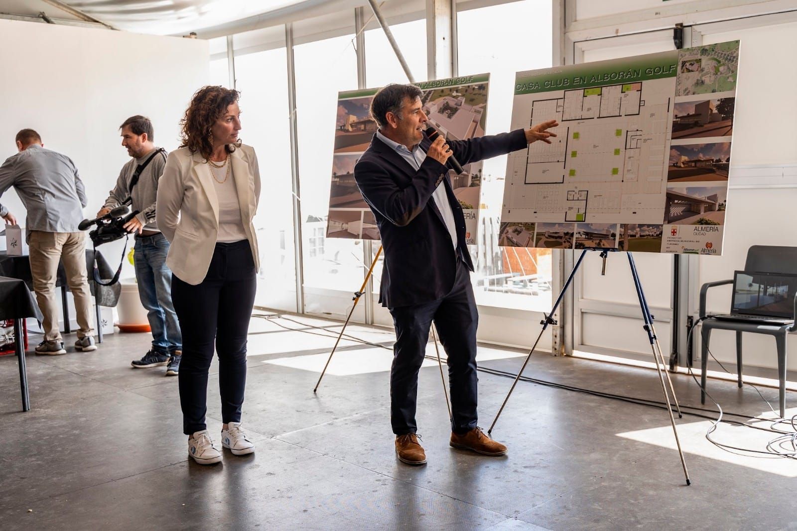 El arquitecto Martín Mendoza y la alcaldesa, en la presentación del proyecto de la Casa Club.