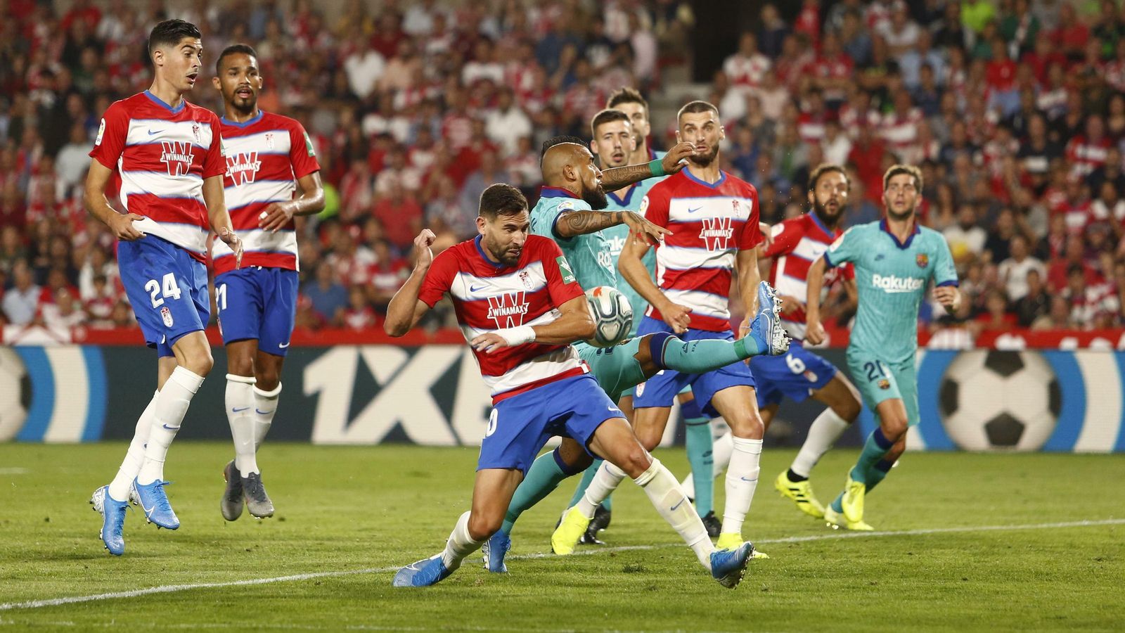 Momento en el que Arturo Vidal comete penalti por manos.