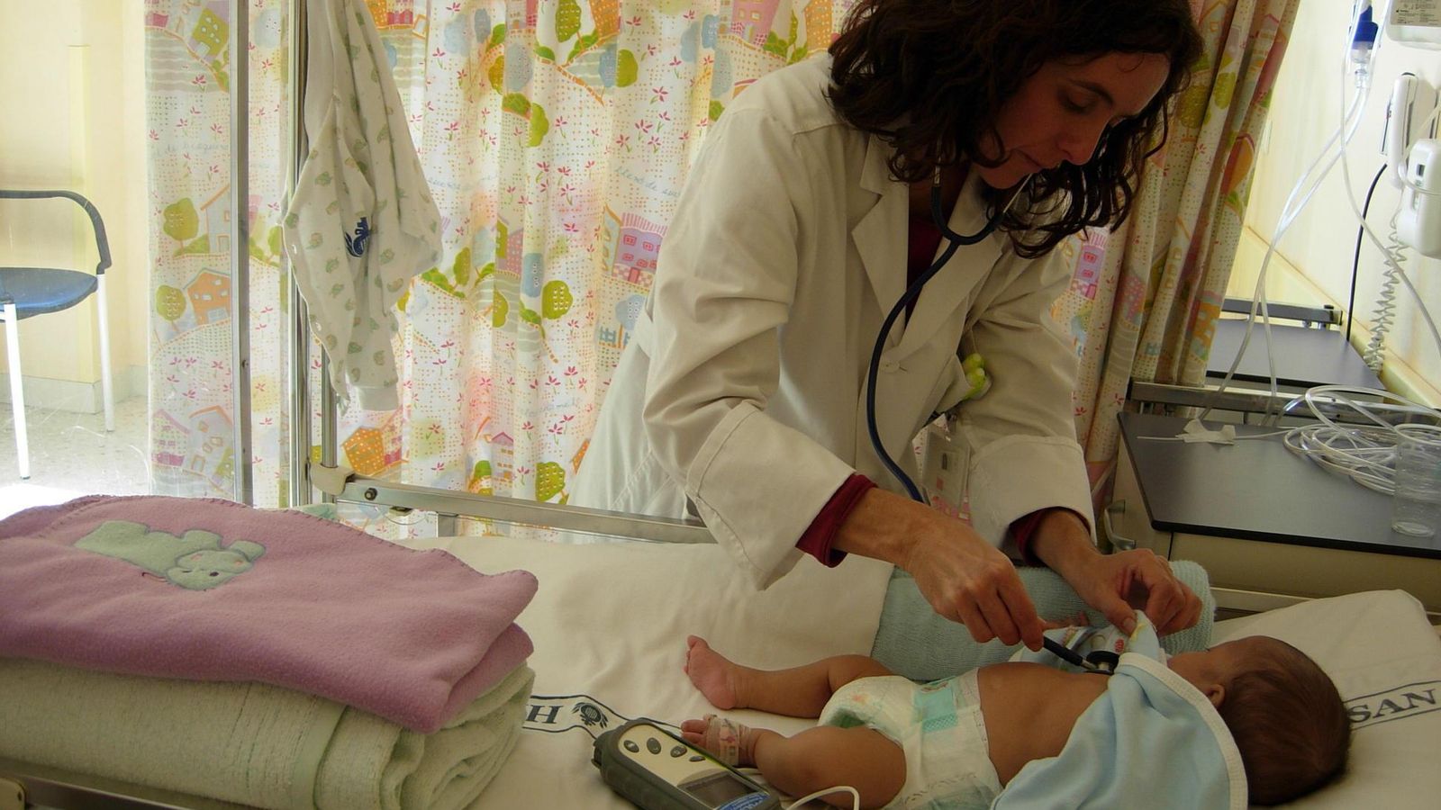 Una pediatra de Hospital San Juan de Dios del Aljarafe examina a un bebé.