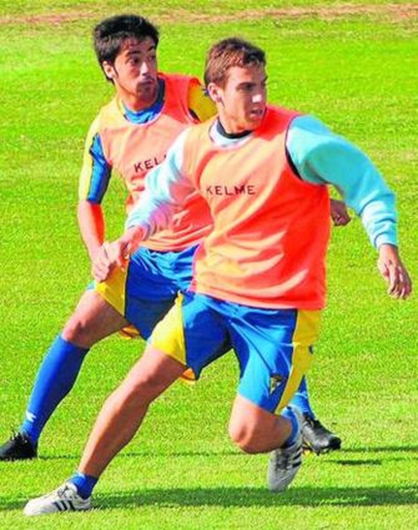 Fran Cortés es perseguido por Jaume Costa durante un entrenamiento en El Rosal.