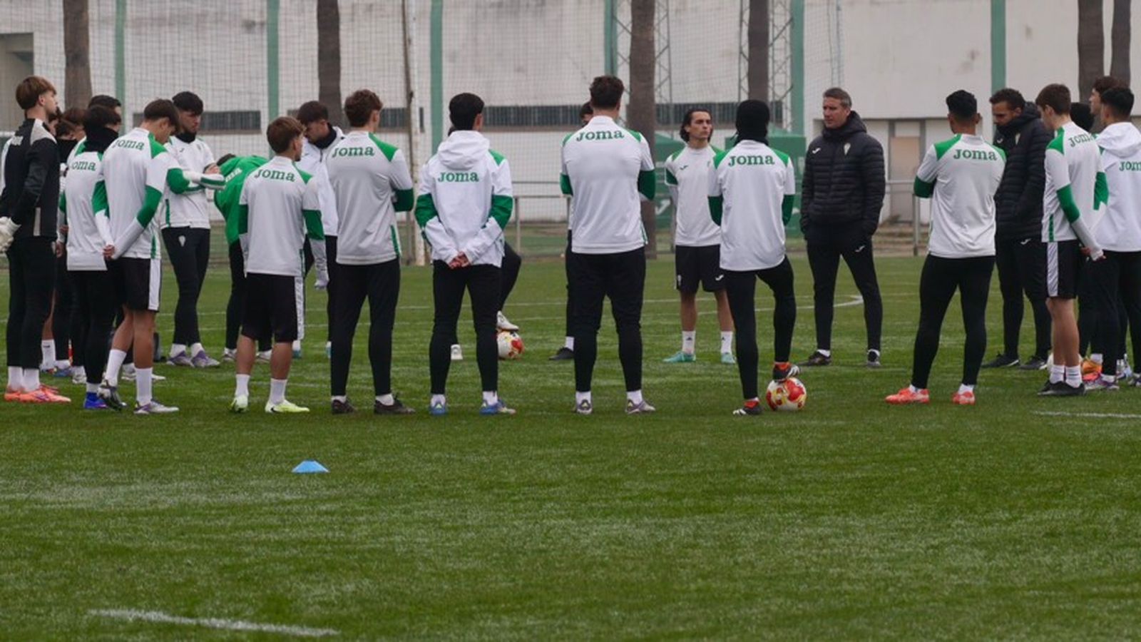 Gaspar Gálvez se dirige a sus futbolistas durante un entrenamiento