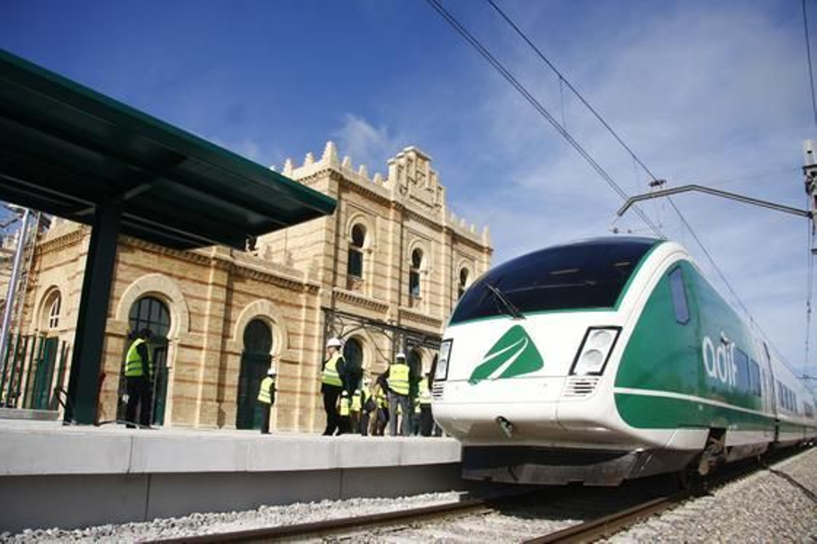 Las autoridades visitan el estado de la estación de cercanías de Sánlucar.

Foto: José Ángel García