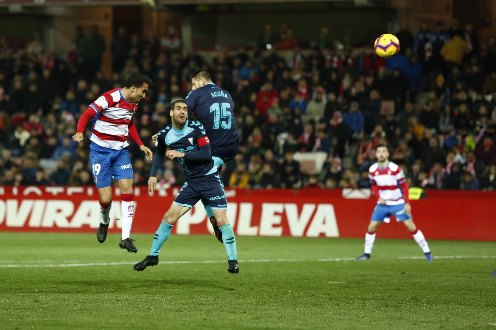 Montoro remata de cabeza en el partido ante el Albacete