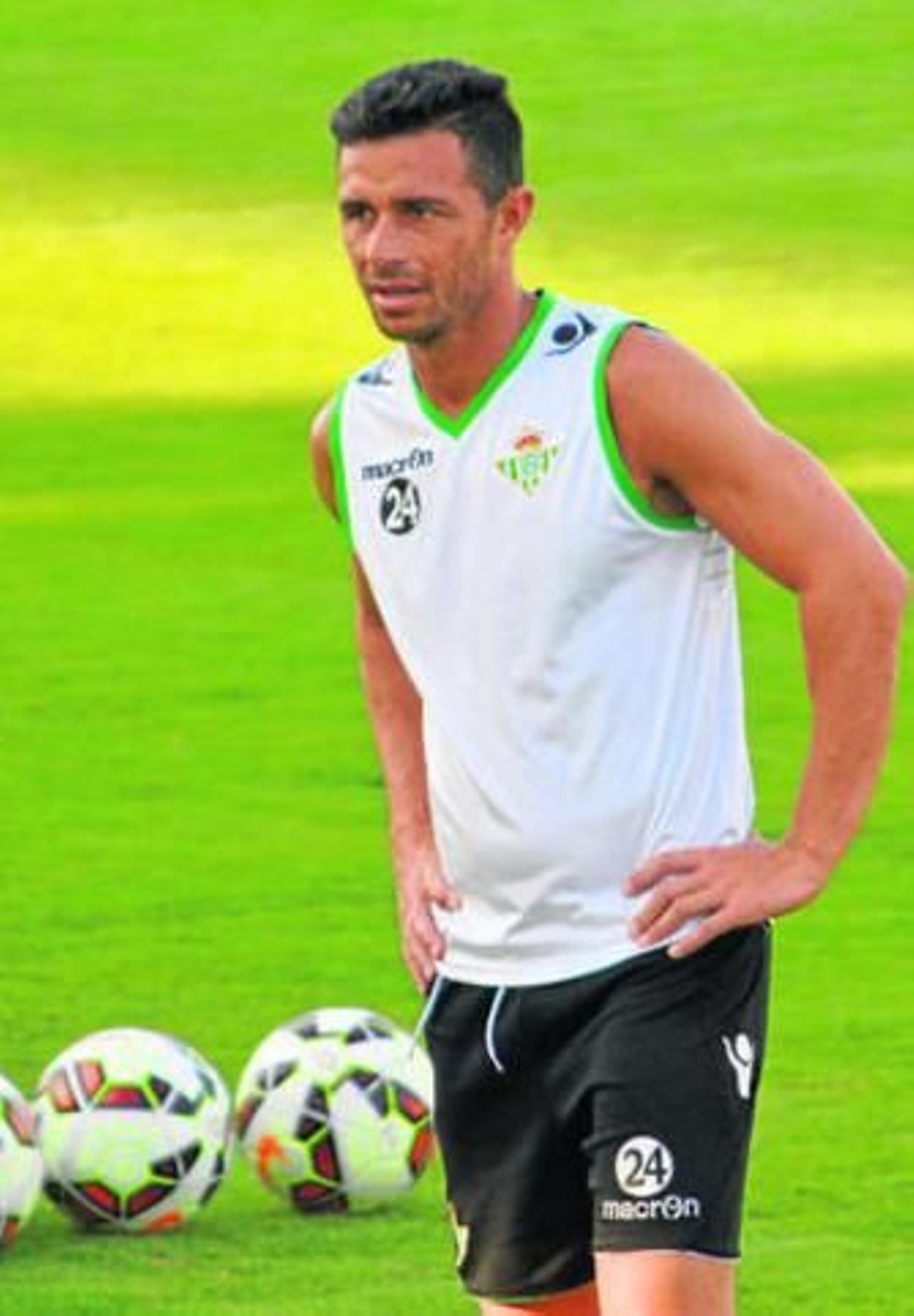 Rubén Castro se ejercita rodeado de balones en la sesión vespertina de ayer.