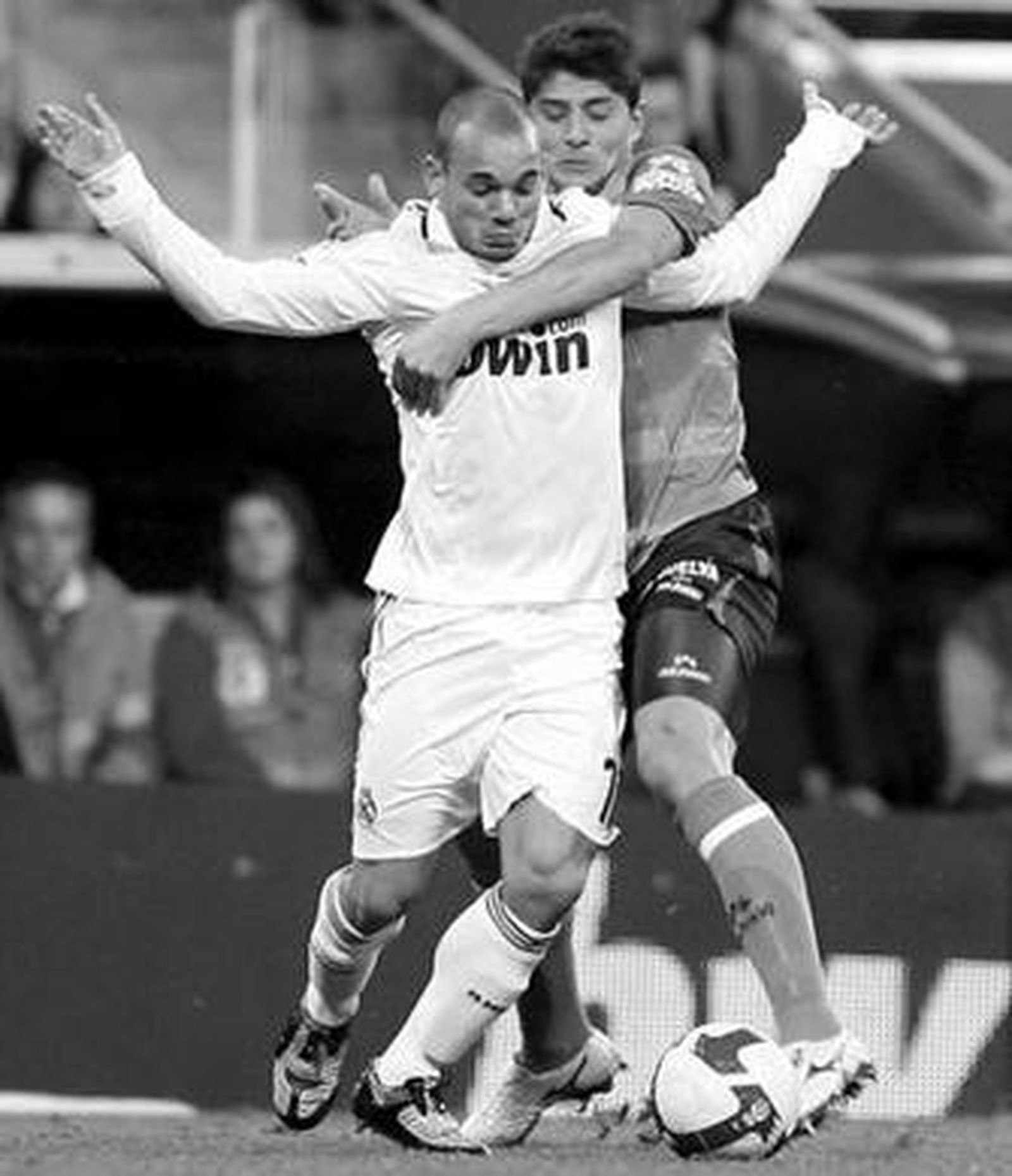 Javi Guerrero agarra a Wesley Sneijder.