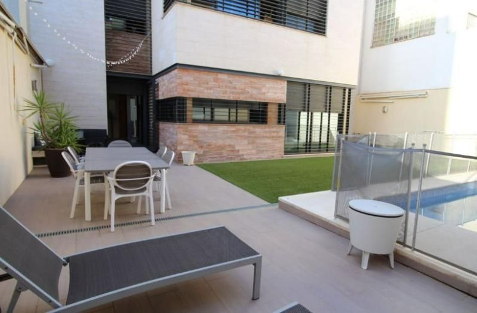 Piscina de una de las casas de lujo que se venden en Nervión