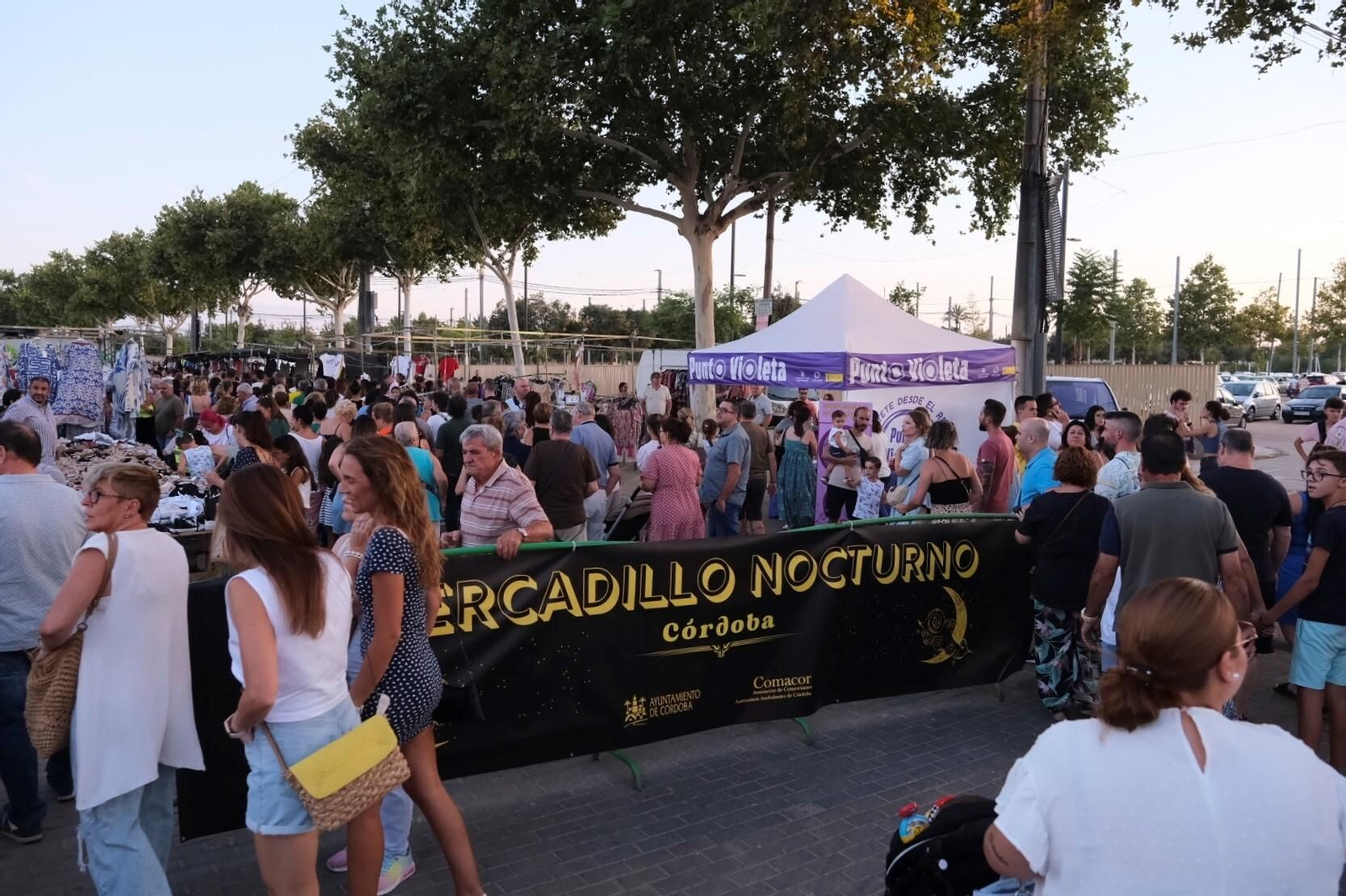 Los ambulantes celebran el primer mercadillo nocturno de El Arenal, en imágenes