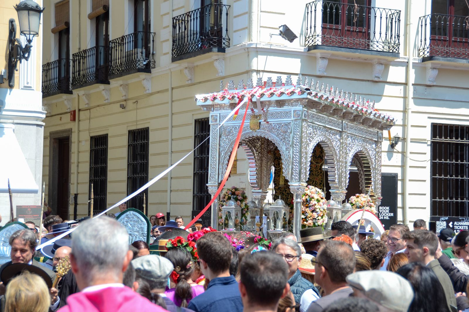 La salida de la Hermandad del Rocío de Granada, en imágenes