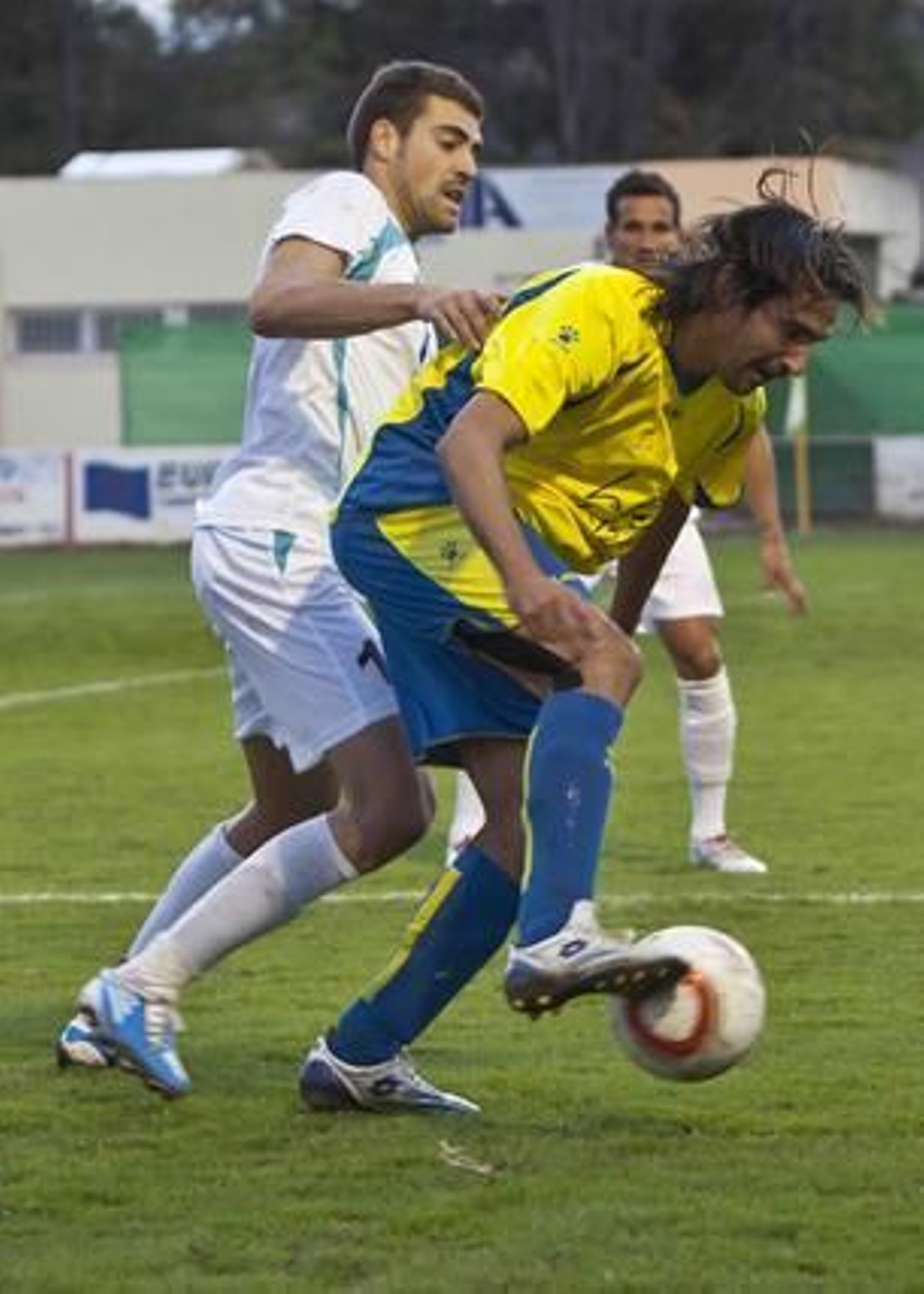 Un tanto de Pachón en el ´39 dio la victoria a los amarillos, que supieron mantener el marcador pese a las expulsiones de Aarón Bueno y Velasco 

Foto: Pascu Mendez/LOF