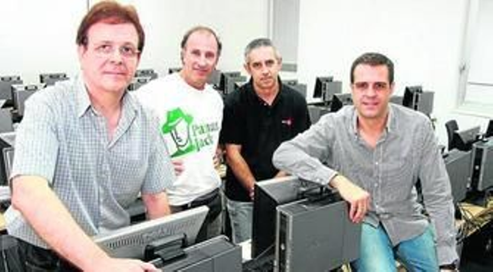 Los fotógrafos Albert Masó, Tino Soriano y Siqui Sánchez en el aula en la que imparten el curso junto a su director, César García.