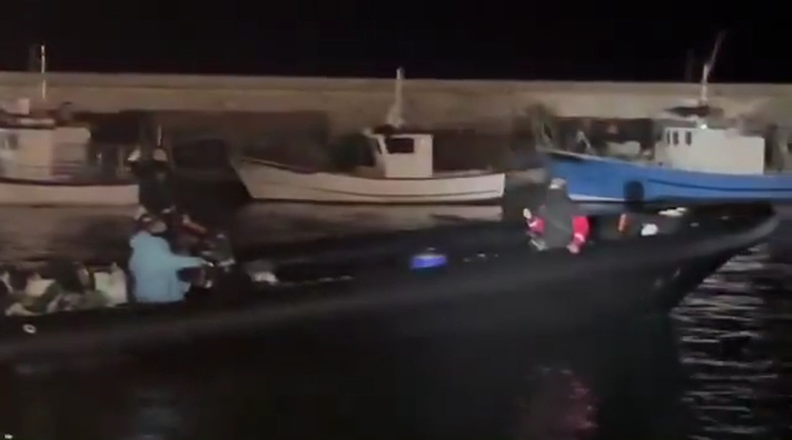 Una narcolancha se refugia del temporal en Caleta de Vélez