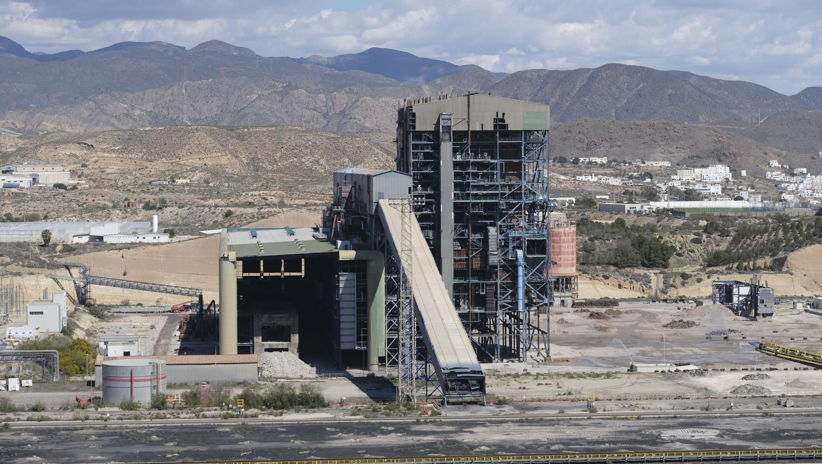 La voladura-demolición de la central térmica de Endesa en Carboneras, en imágenes