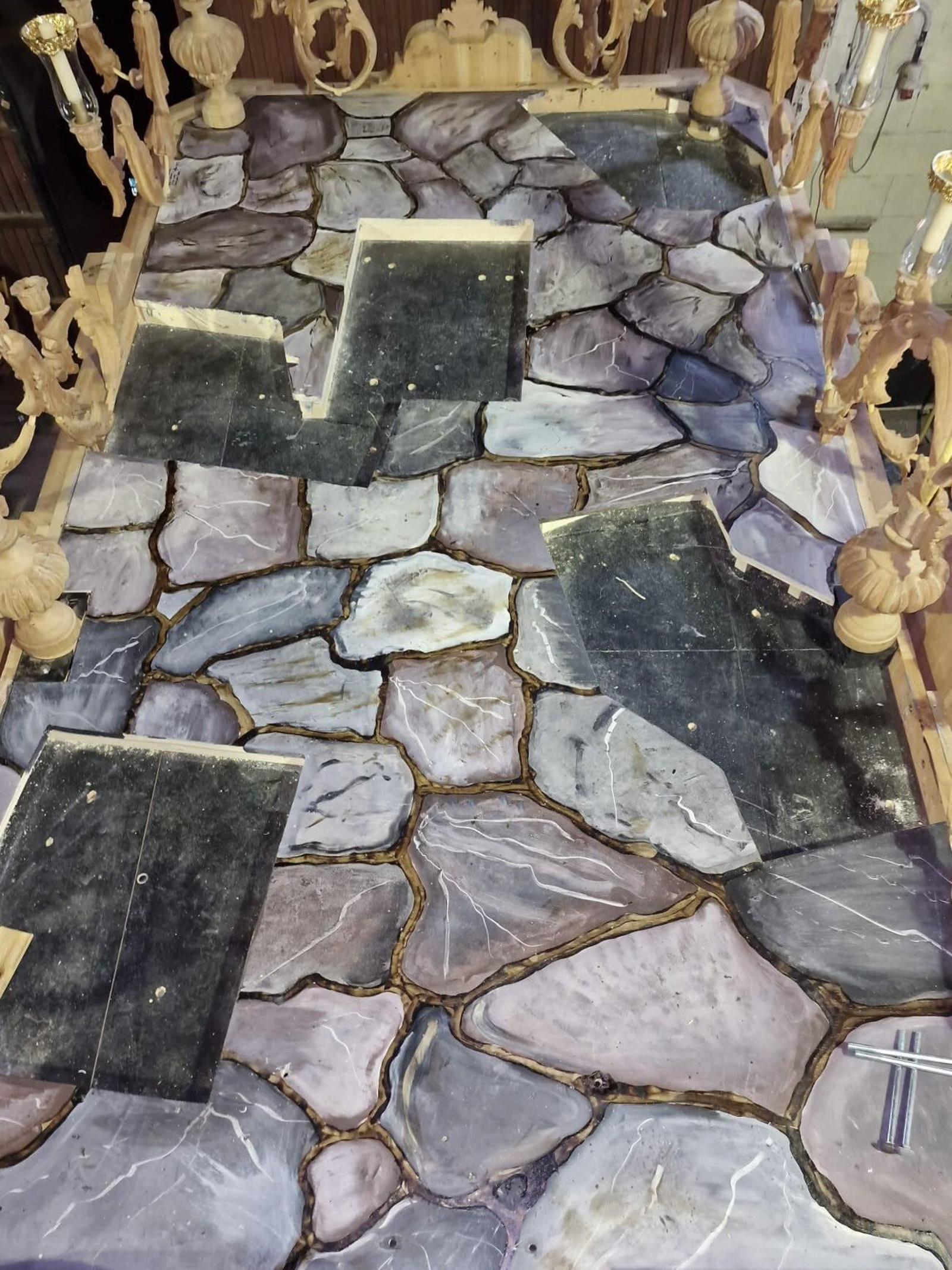 La Asociación estrena suelo pintado del paso de misterio