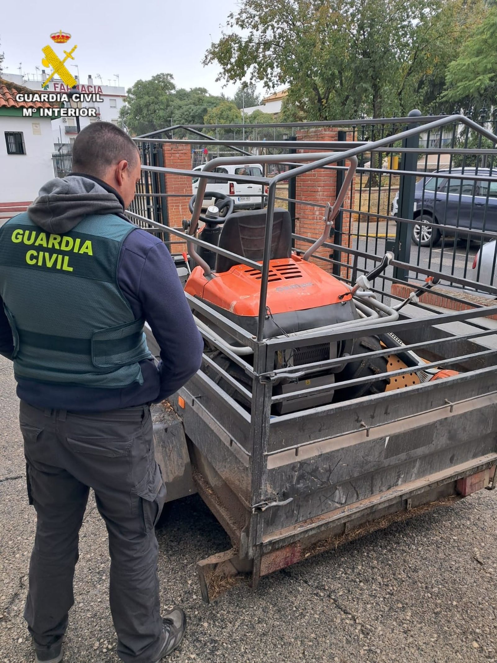 Parte de las herramientas requisadas por la Guardia Civil.