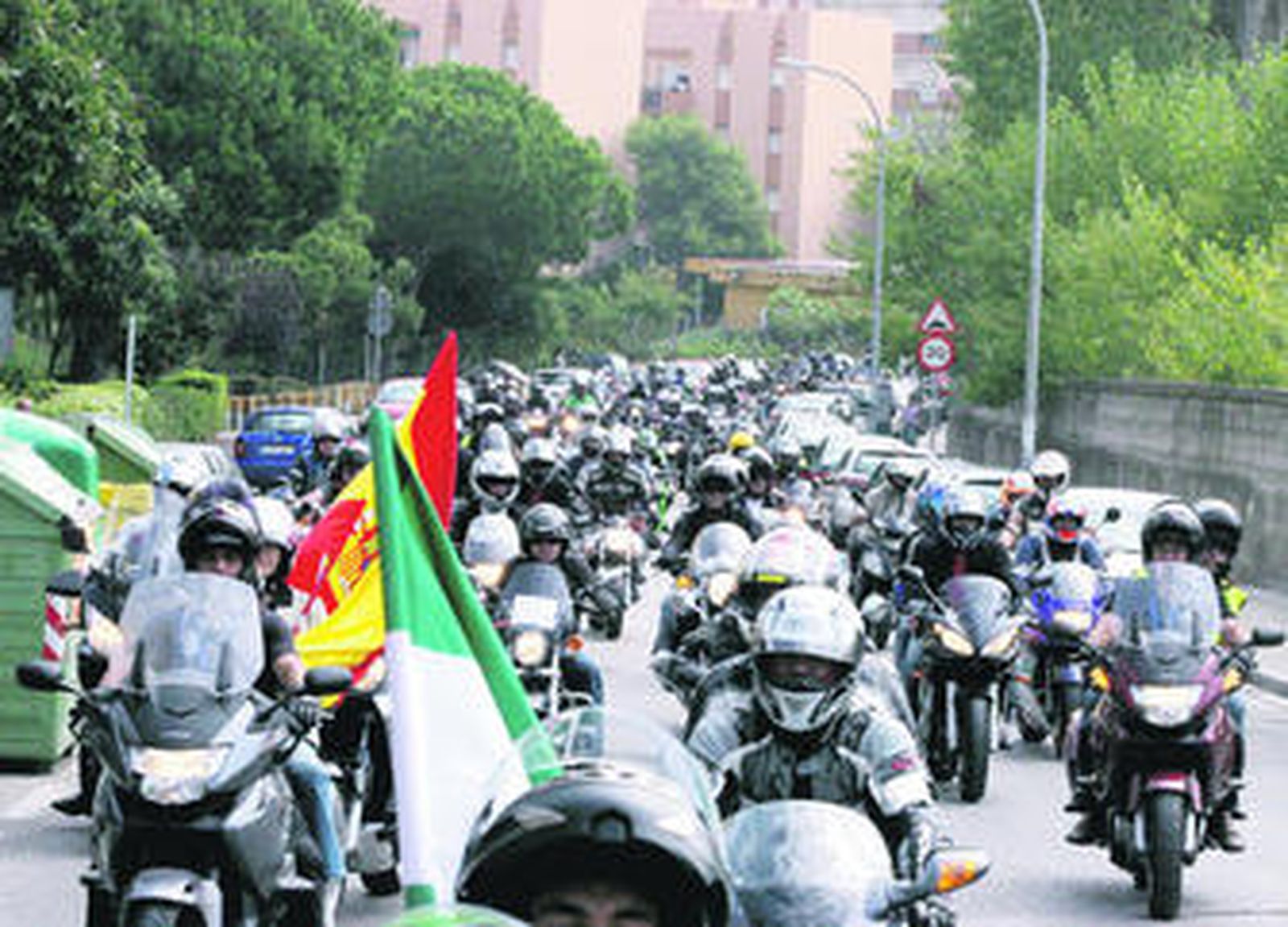 Los moteros de Delfines 2008 se dirigen al Parque Feria.