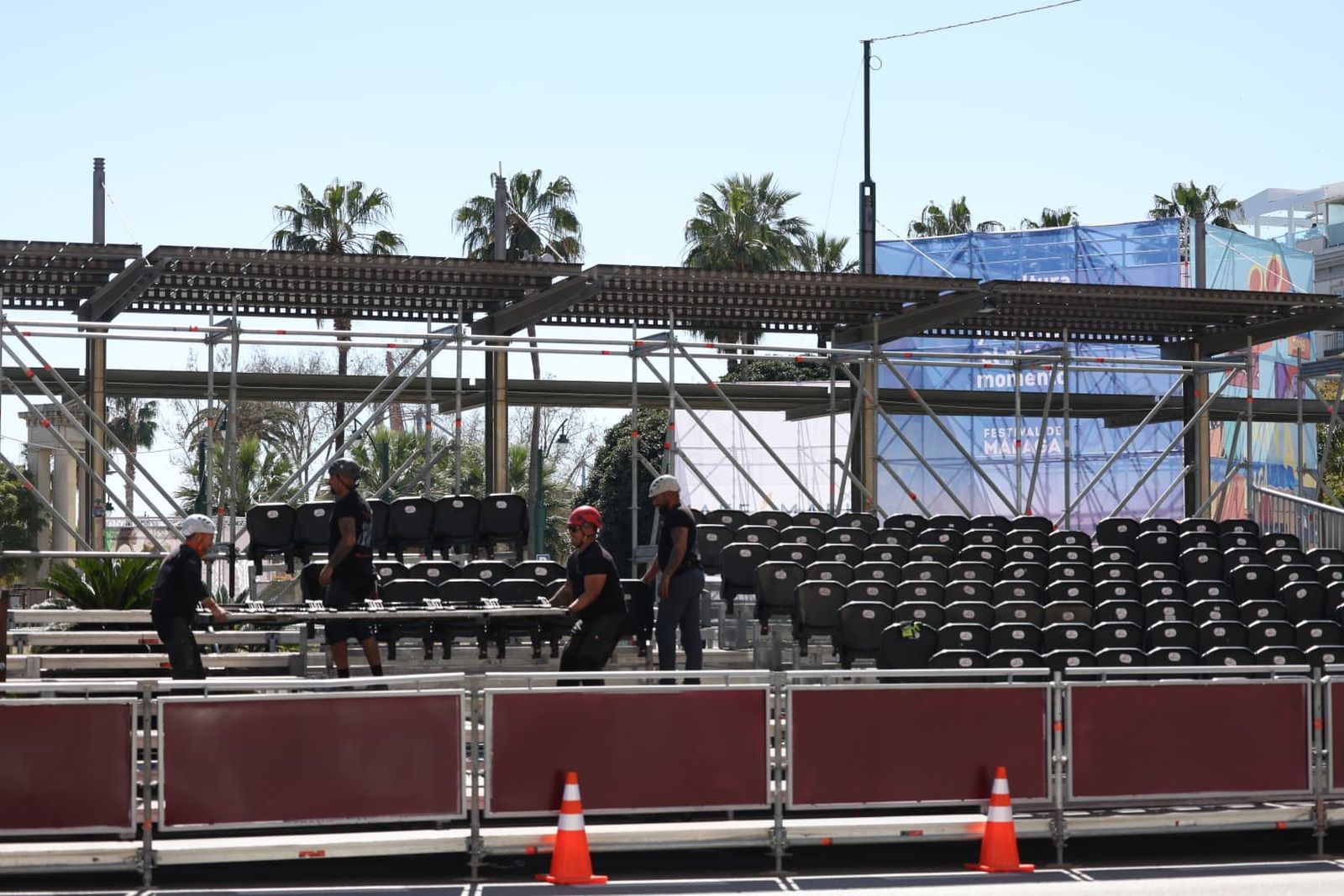Montaje de la tribuna de Semana Santa.