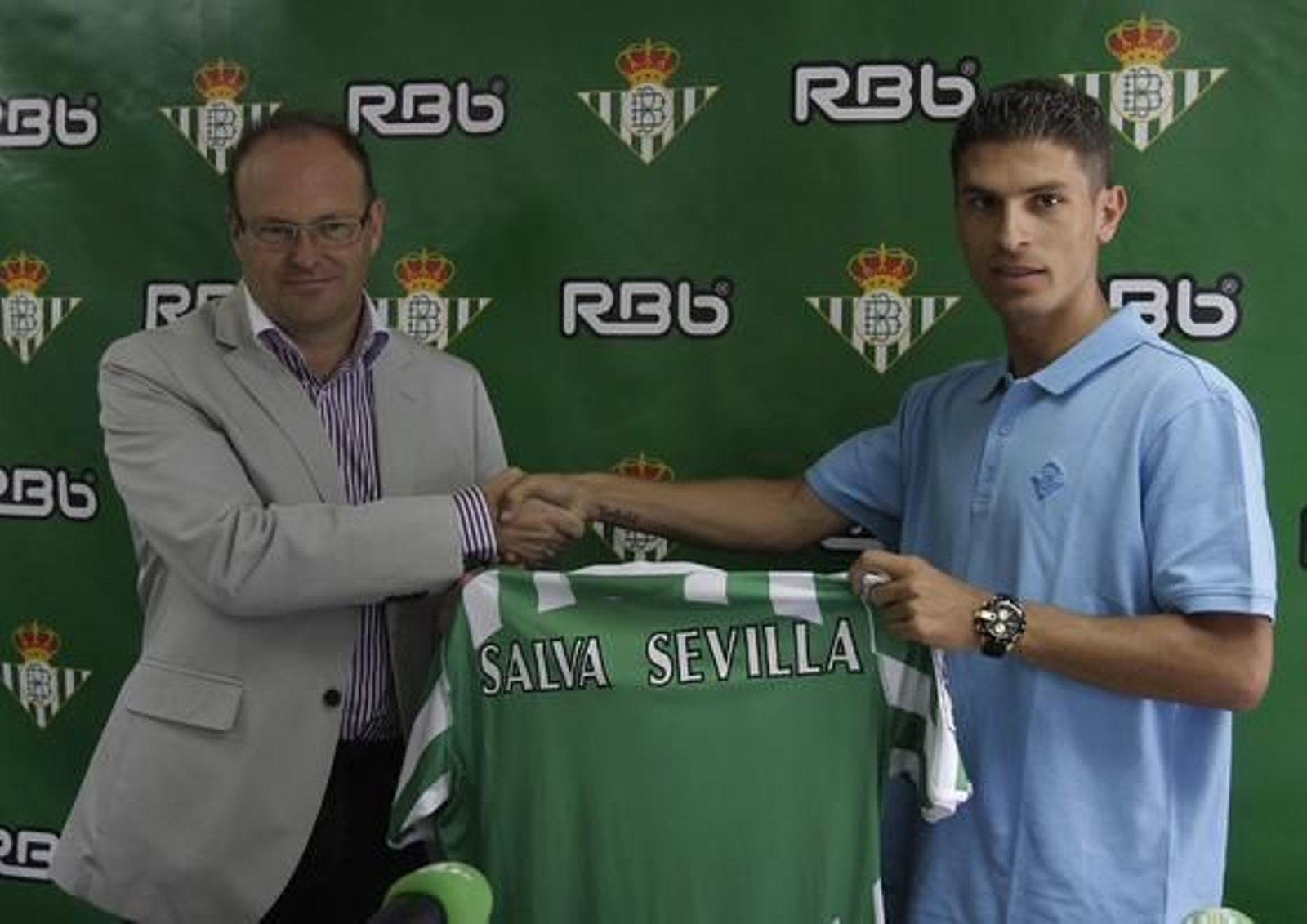 Salva Sevilla posa con su nueva camiseta.

Foto: José Ángel García