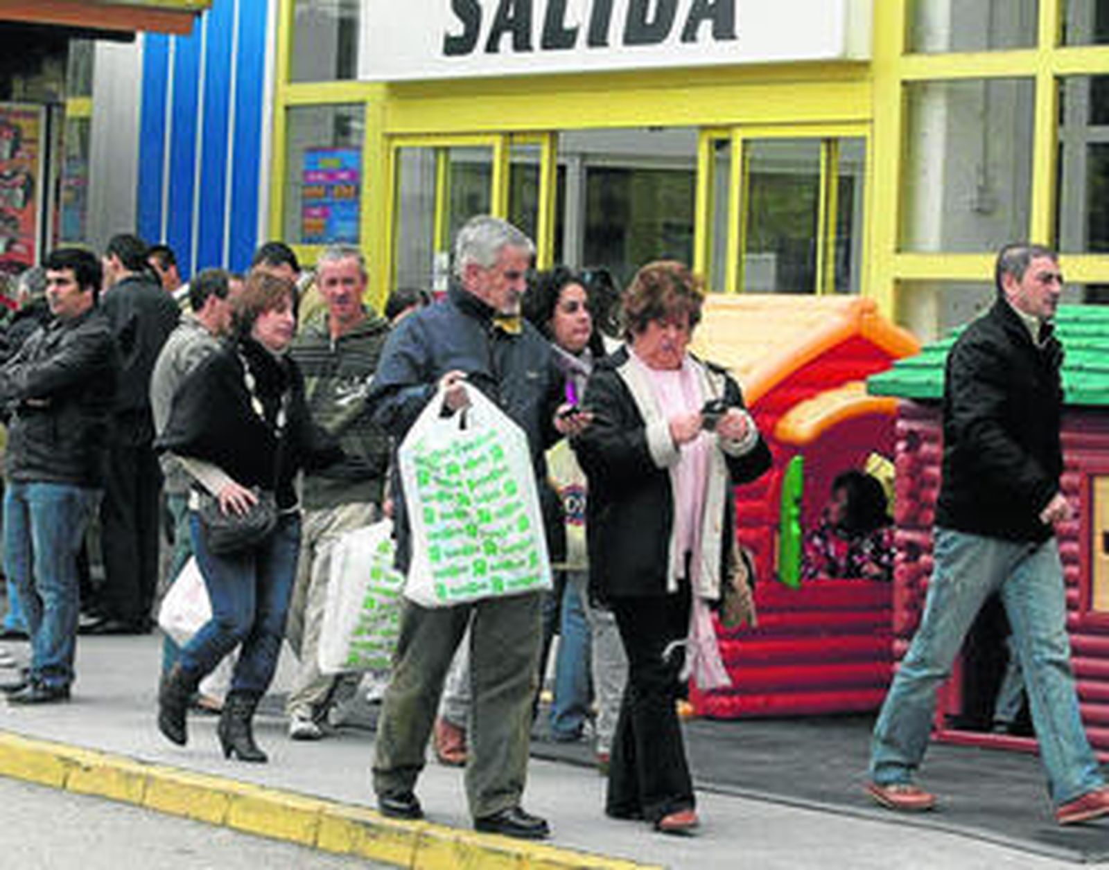 Ciudadanos, a la salida de sus compras en el polígono de Las Marismas de Palmones.