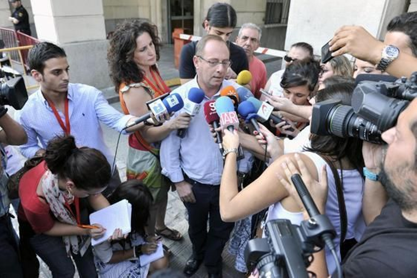 El padre de Marta del Castillo, Antonio, declara ante los medios. 

Foto: Juan Carlos Vázquez