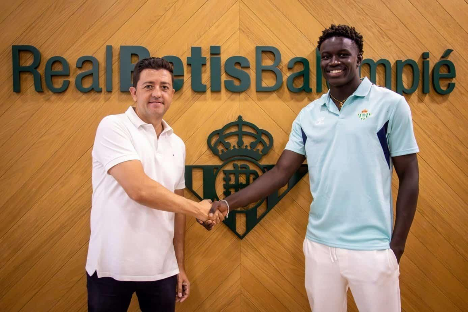 Miguel Calzado posa con Nobel Mendy, uno de los fichajes para la próxima temporada