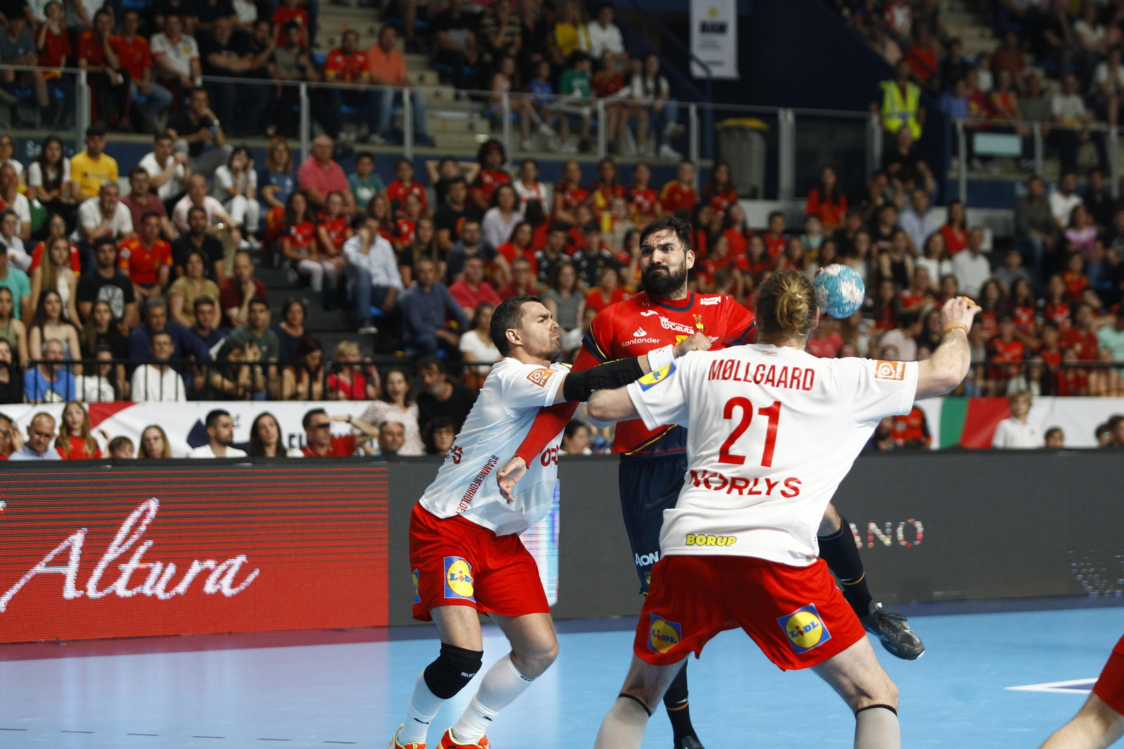 Imágenes del España-Dinamarca de la EHF Euro Cup de balonmano, en Almería