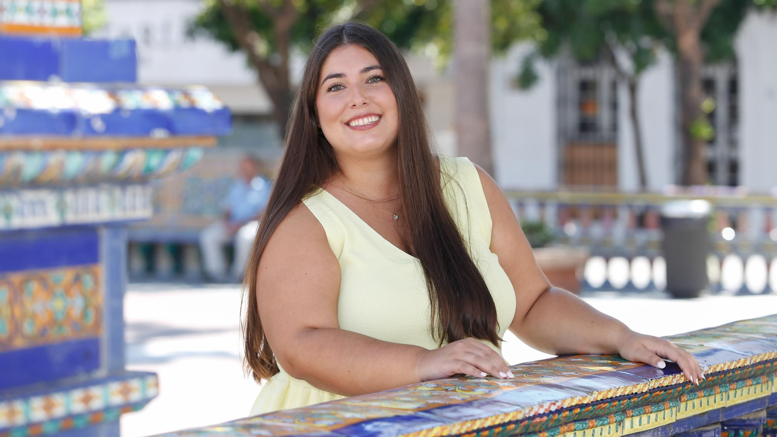 La bióloga e investigadora Alejandra López Cabrera en la Plaza Alta de Algeciras.