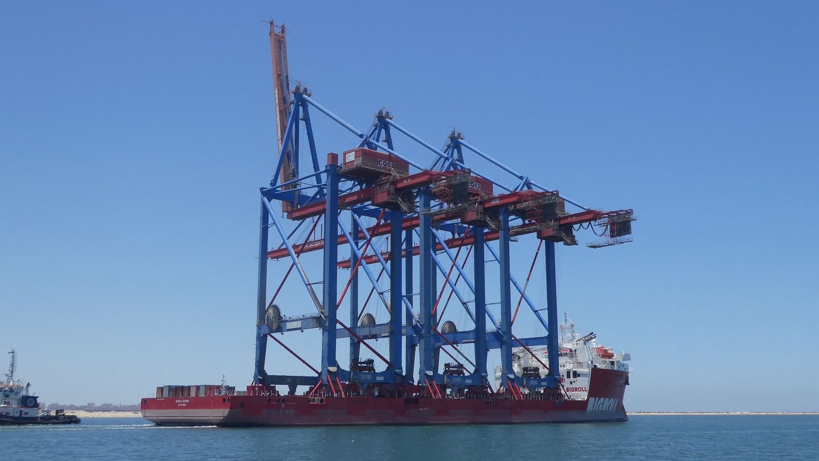 Vista del buque BigRoll Bering que trae las grúas a Málaga