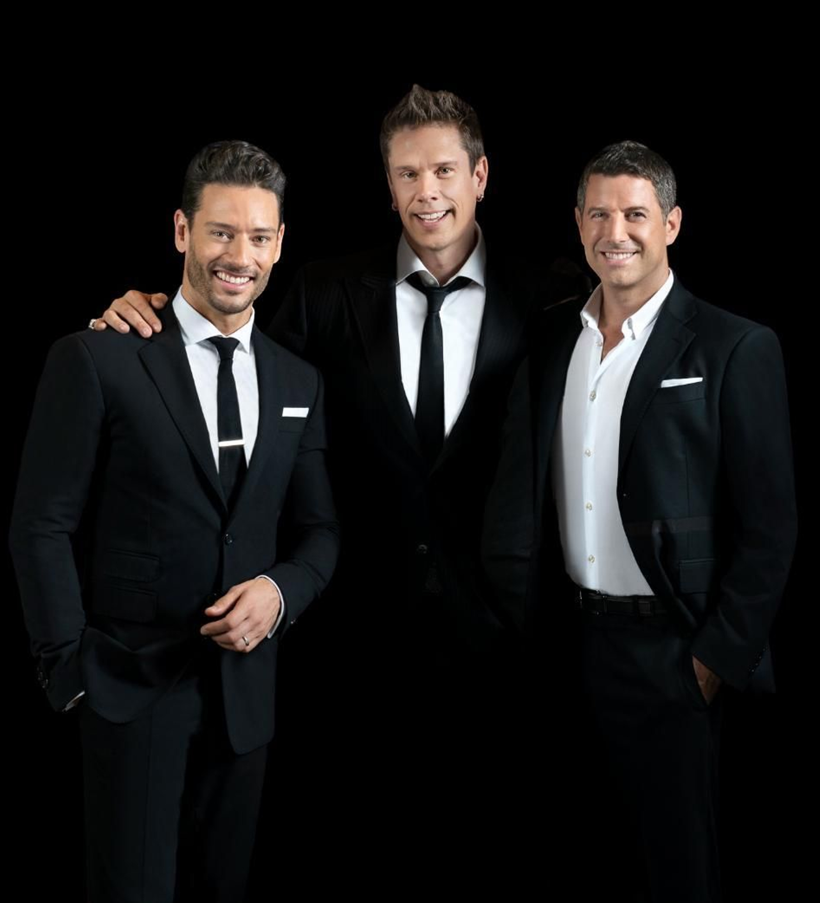 A la izquierda Urs Bühler, en el centro David Miller y a la derecha Sebastien Izambard