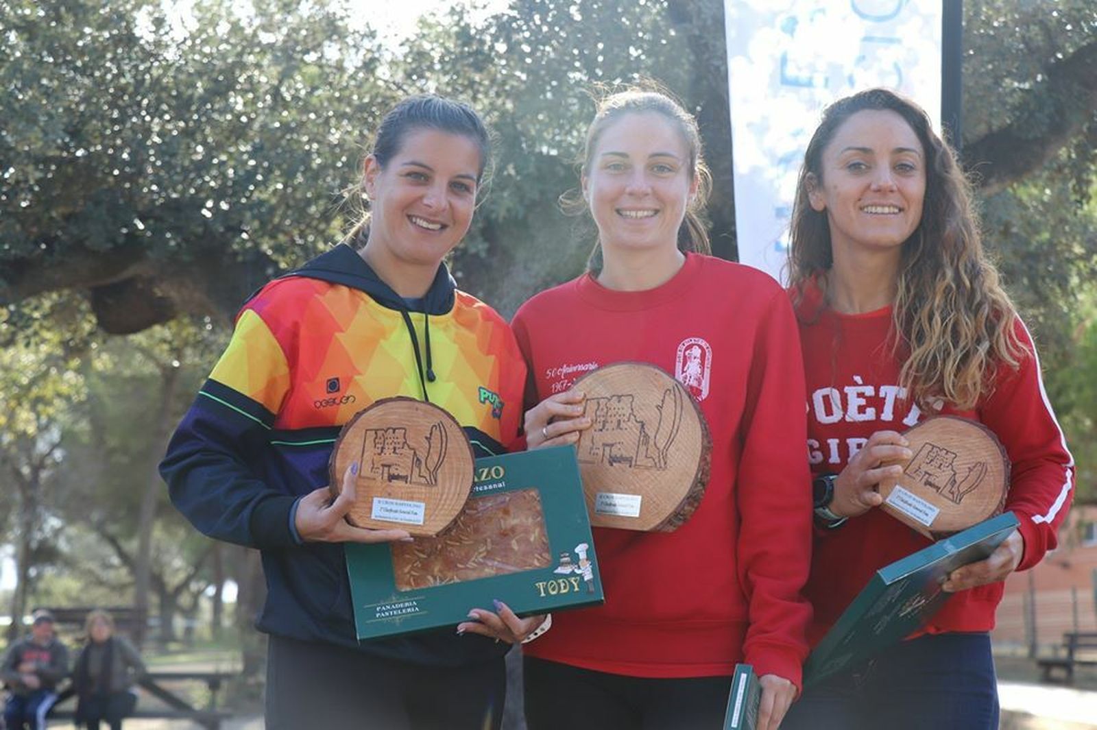 Miriam Gómez (en el centro) sostiene el primer premio junto a sus compañeras de podio