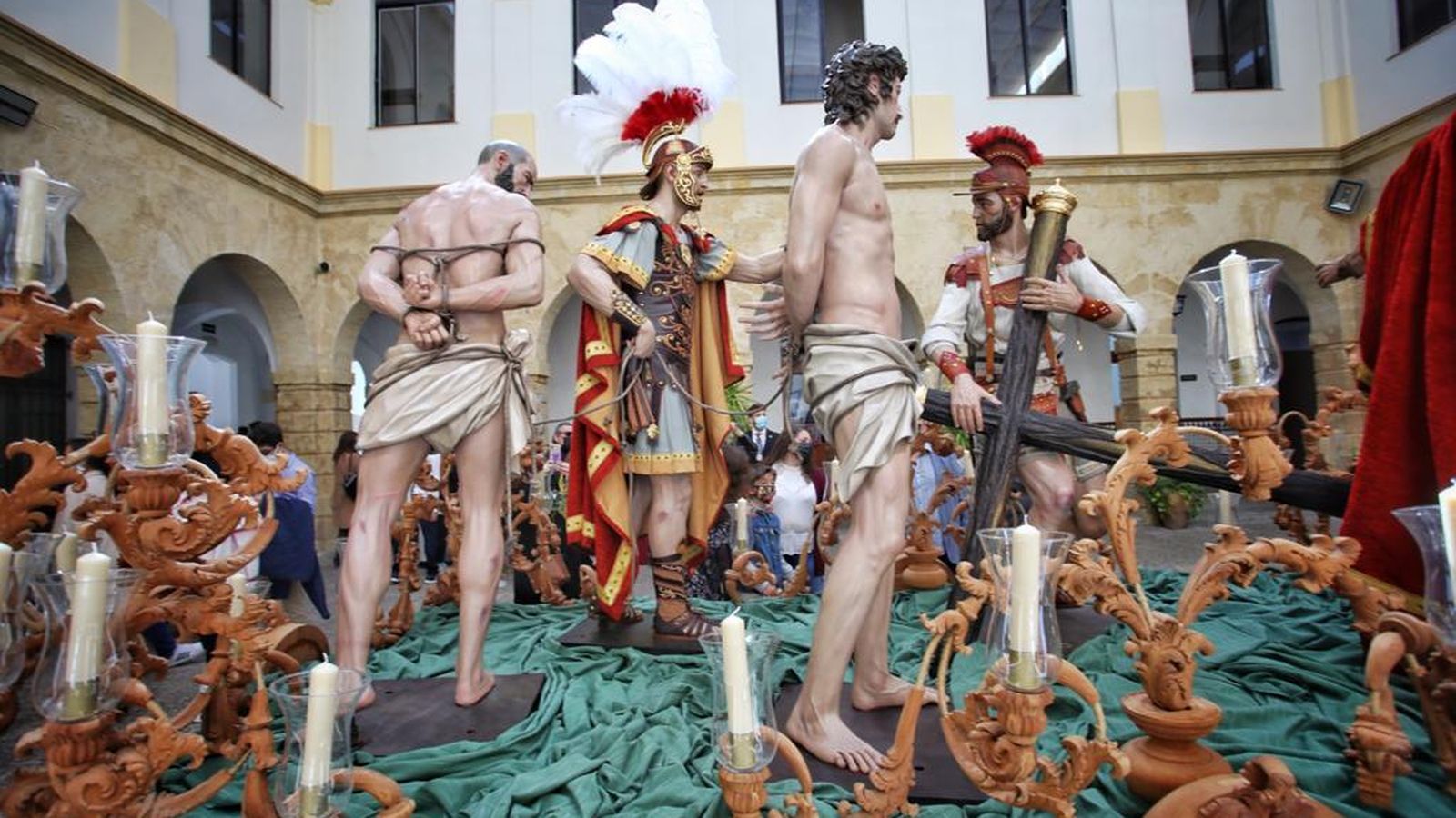 Imágenes de la hermandad del Despojado, expuestas en Salesianos.