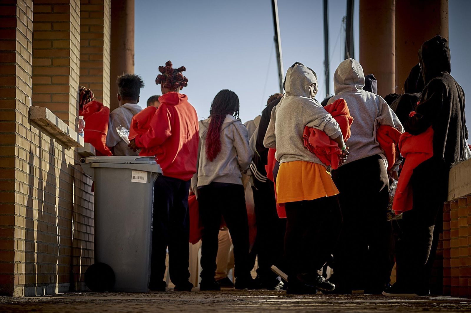 Mujeres y niños migrantes llegan a Puerto Elcano