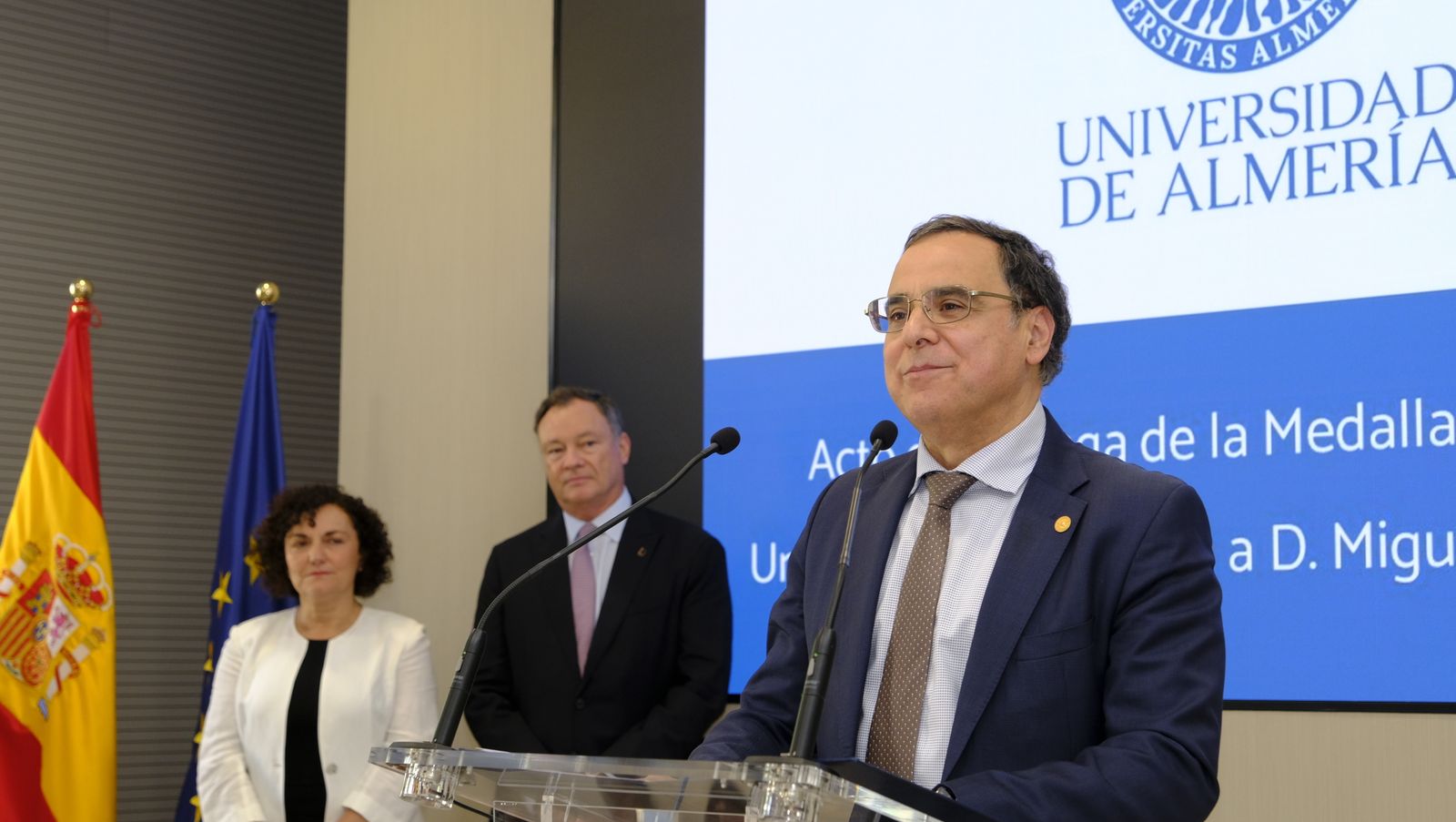 Imágenes de la imposición de la Medalla de Oro de la Universidad de Almería, al astronauta Miguel López Alegría