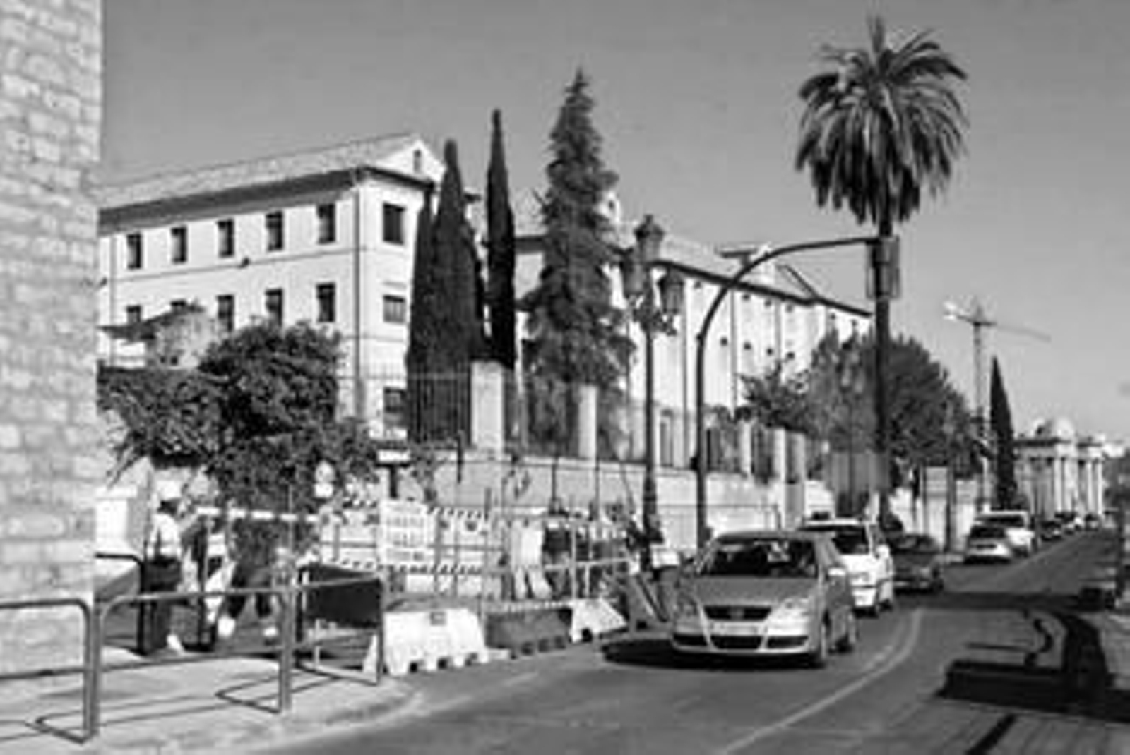 Un vehículo circula por delante de la embocadura de la calle Santa Teresa Jornet, cortada ayer al tráfico por obras.