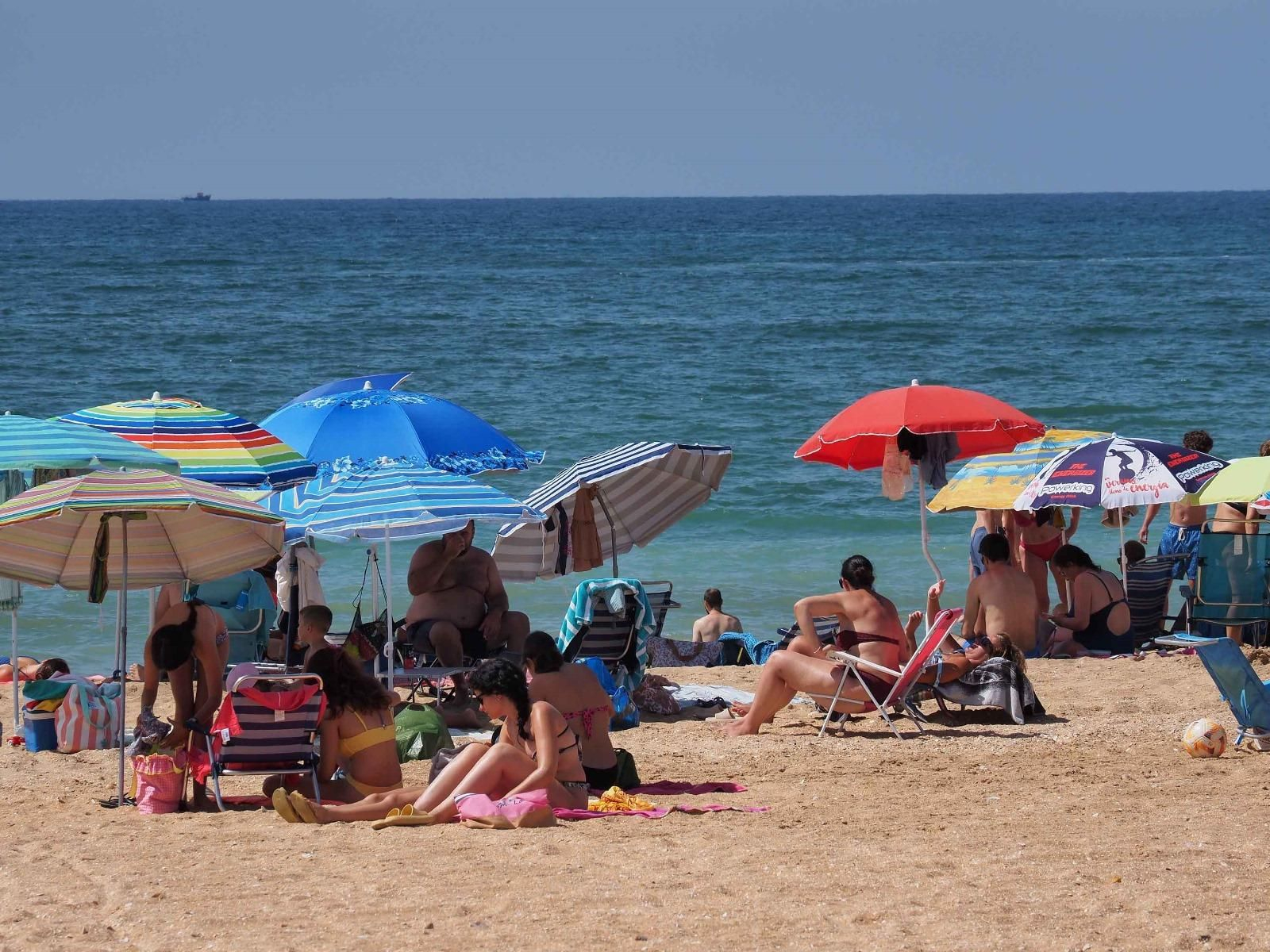 Ambiente de la playa de La Antilla a rebosar en un caluroso día