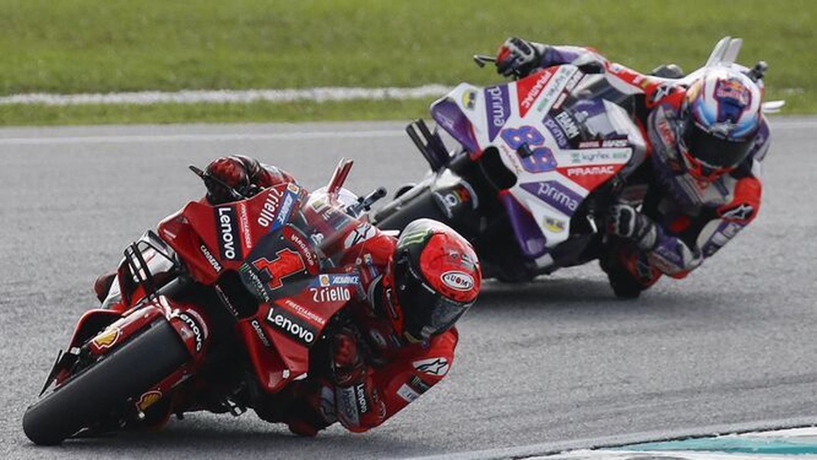 Jorge Martín persigue a Bagnaia en la carrera de Sepang.