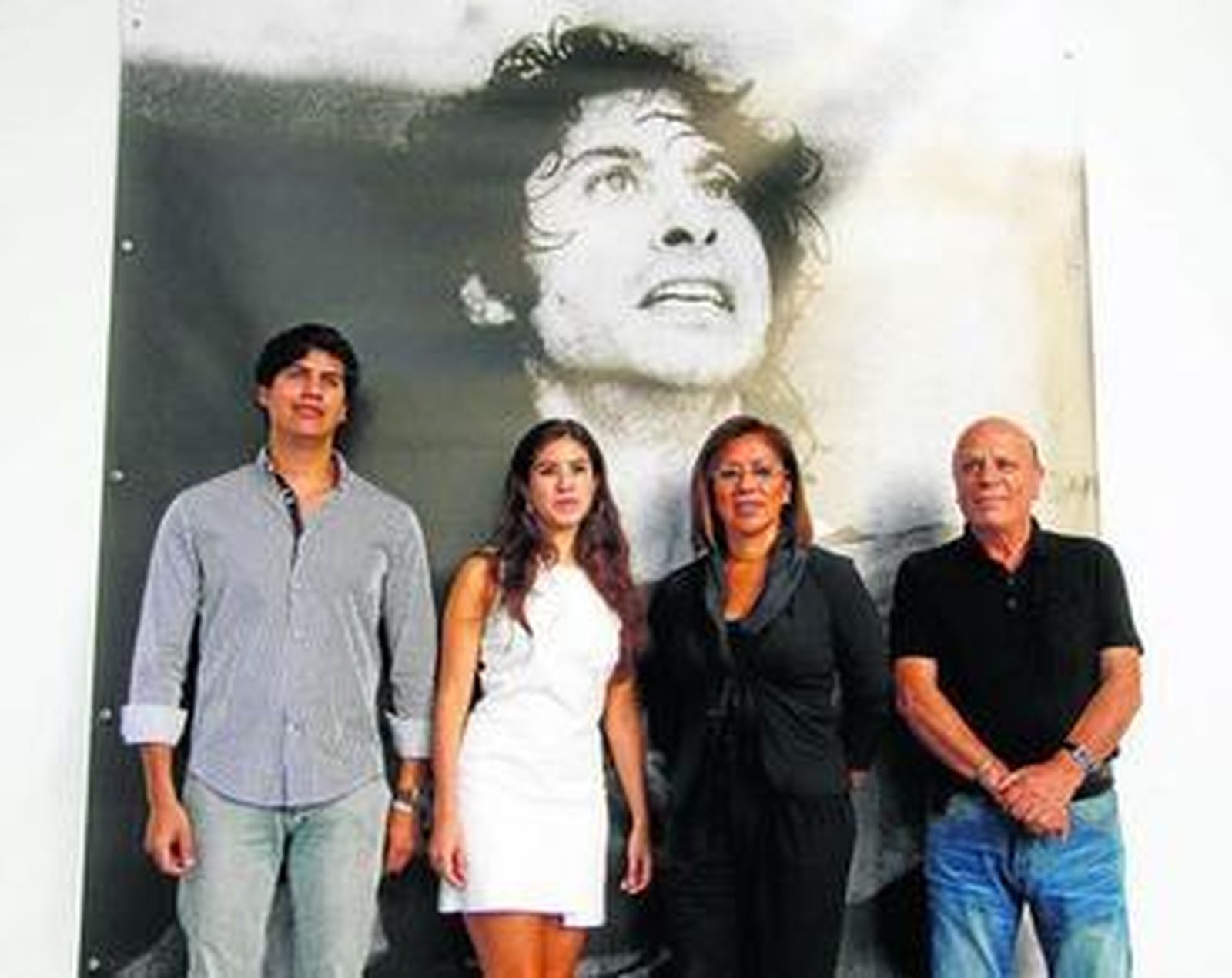 Los hijos y la viuda de Maya, junto al director de escena Ramón Pareja, ayer en la sede del Cicus.