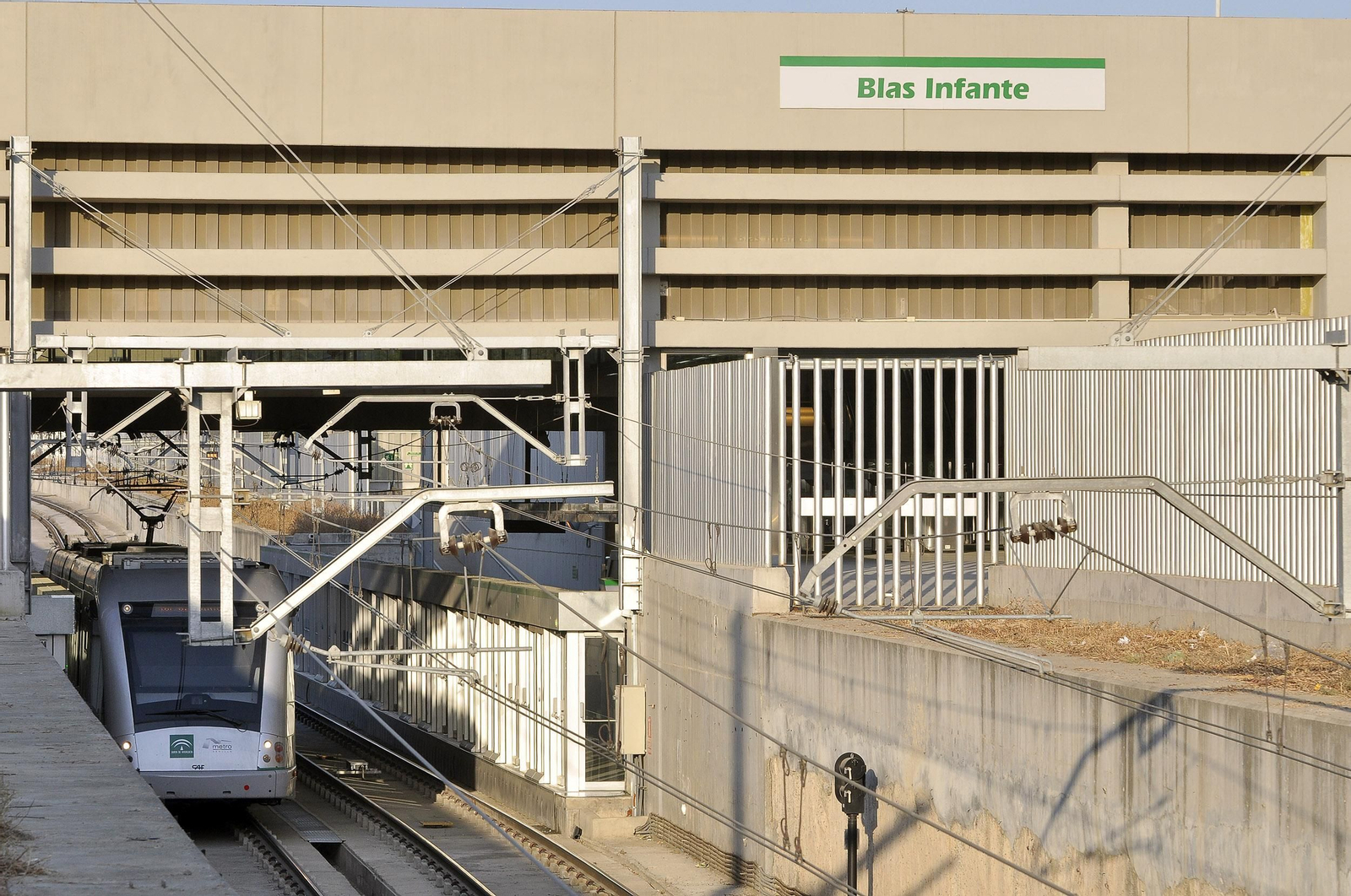 Estación de Metro Blas Infante, en la Avenida República Argentina.