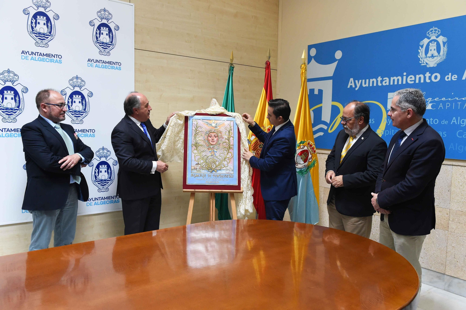 El alcalde, José Ignacio Landaluce, descubre el cartel anunciador junto al hermano mayor de la hermandad, ayer.