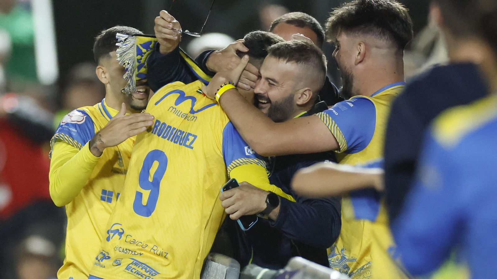 Manuel Rodríguez celebra el gol del Palma del Río con los aficionados de uno de los fondos.