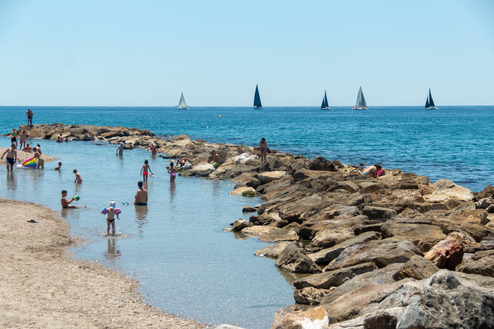 Visitas guiadas, colchonetas de agua, paseos en barco y mucha playa para alejarse de la ola de calor en la Costa