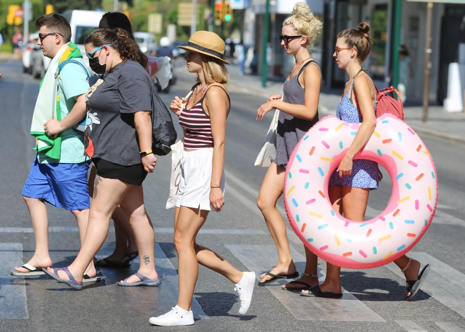 Turistas, camino a la playa, este miércoles en Málaga.