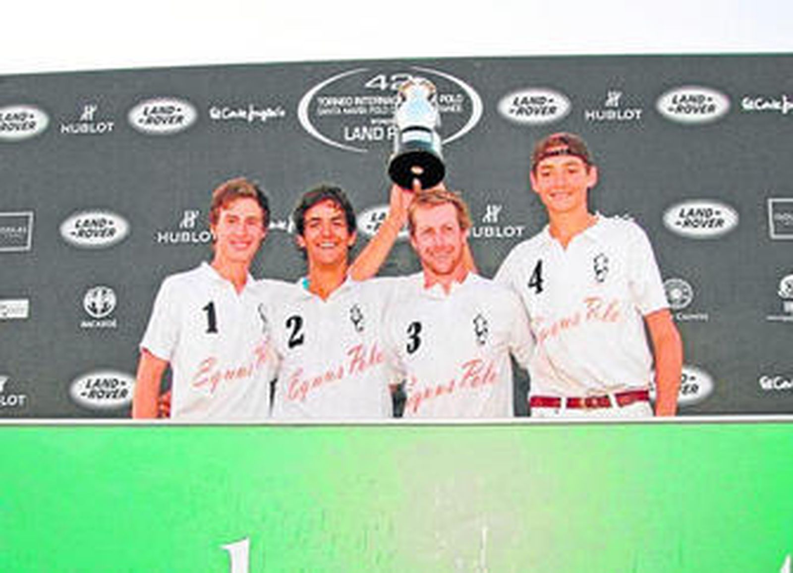 Equus, campeón de la Copa de plata de mediano handicap.