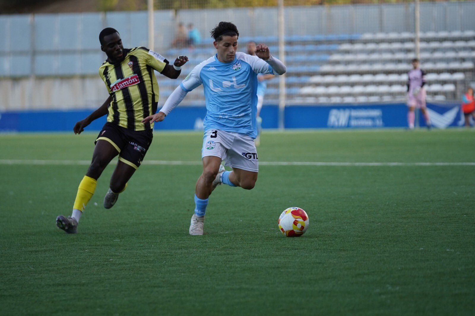 Michael Makuemimo presiona a Ortiz, del Ciudad de Lucena.