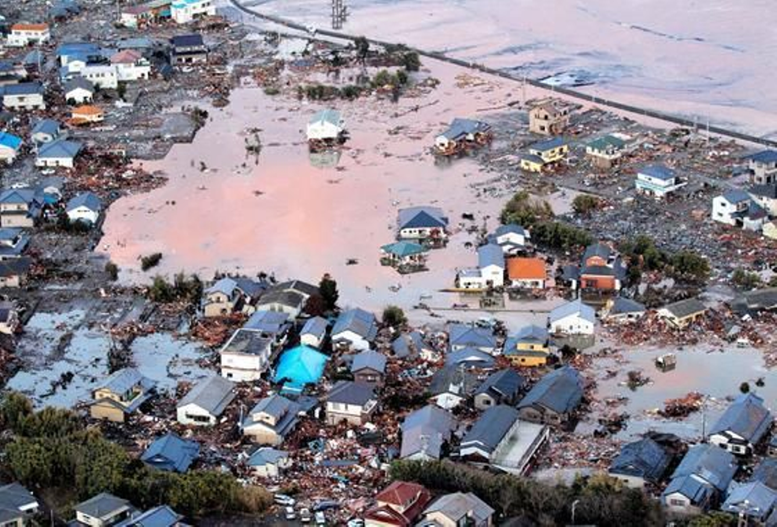 Las casas se inundan tras el fuerte 'tsunami' en Japón.

Foto: STR