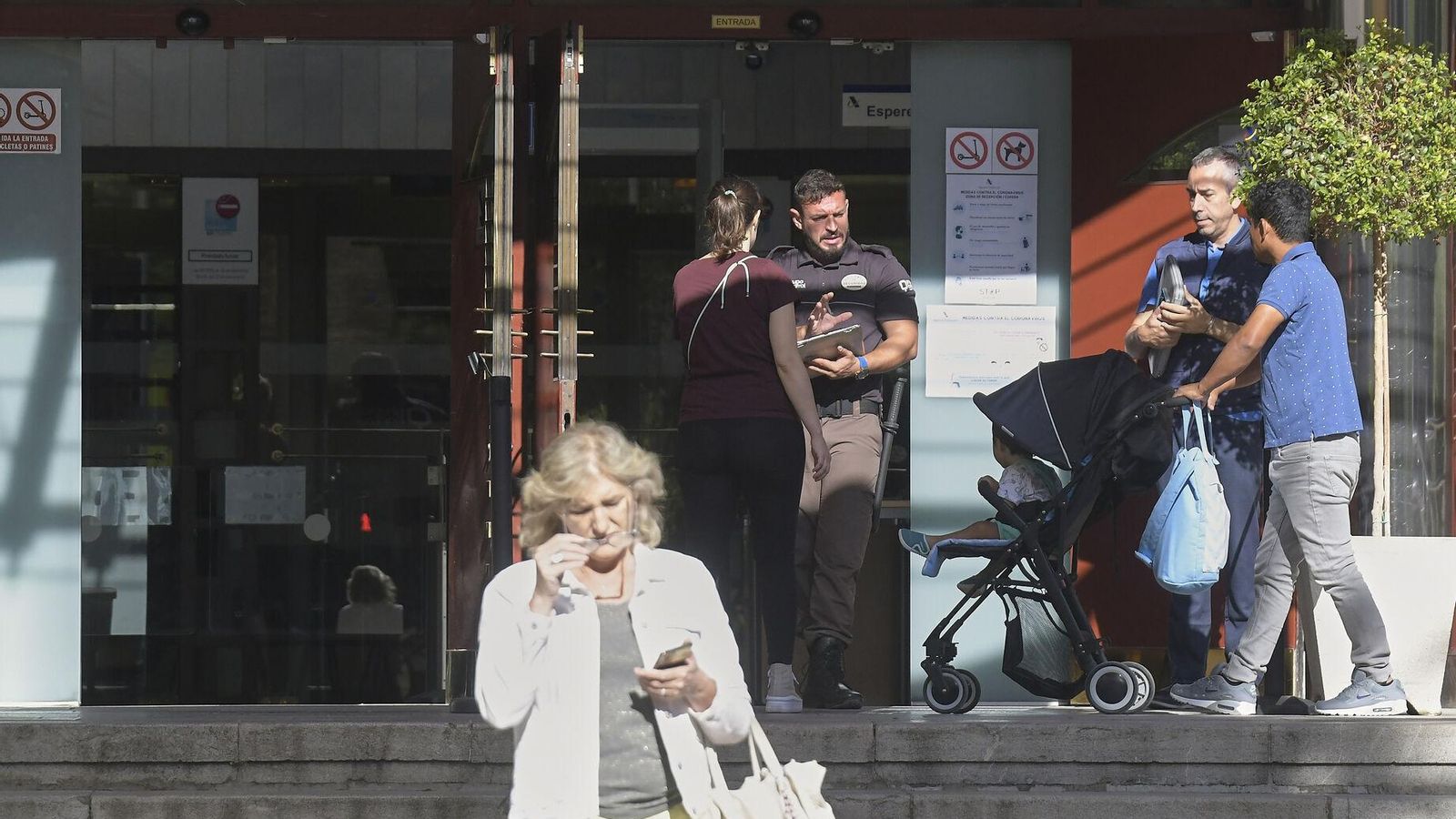 Un vigilante de seguridad controla quien tiene cita previa para dejarlo pasar