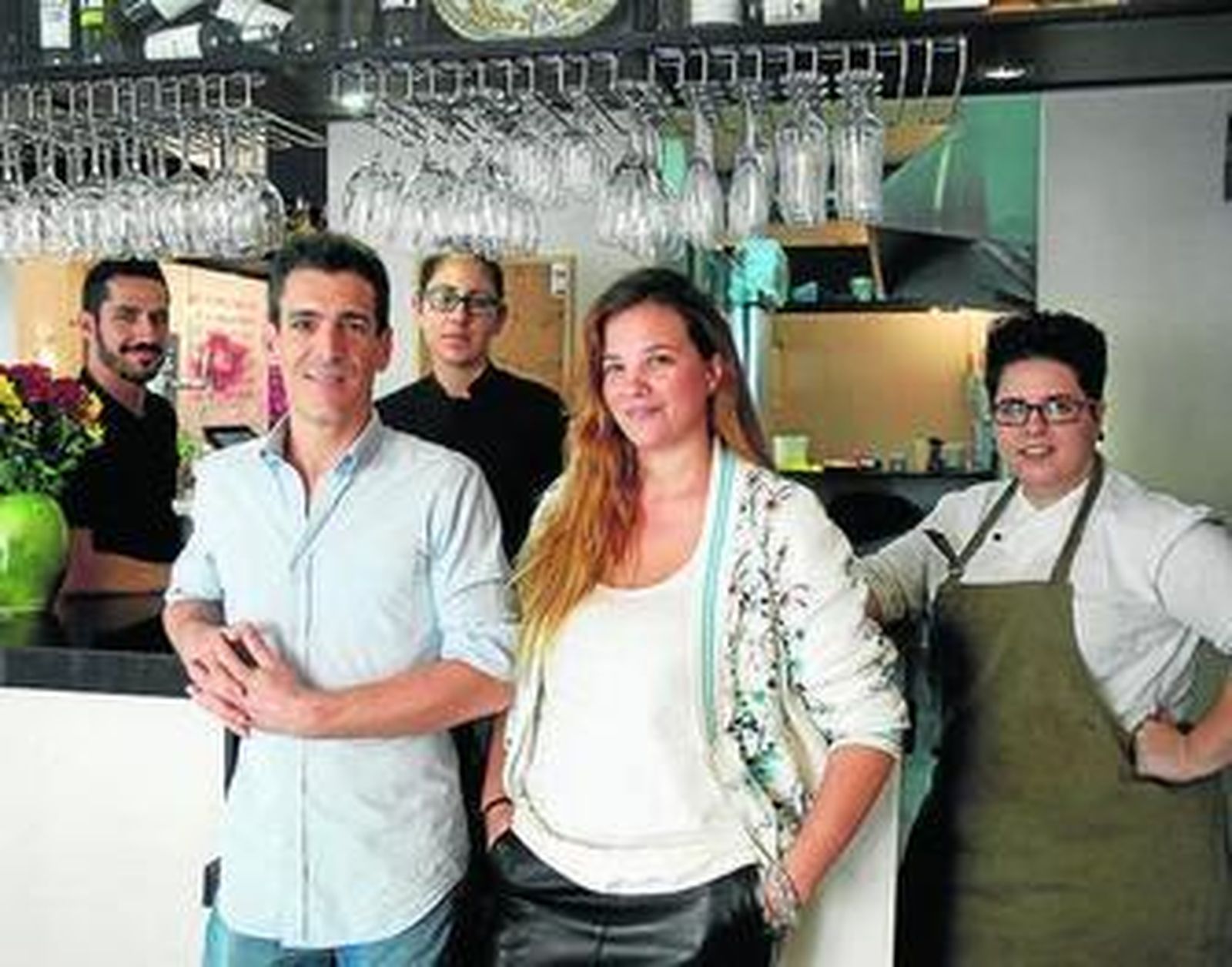 1. El empresario sevillano Jaime Rodríguez está al frente del equipo de Landero, que incluye a Almudena García, encargada de la promoción, y Esther Gordillo, jefa de cocina. 2. El local cuenta con varios espacios -mesas altas y bajas- y admite reservas.