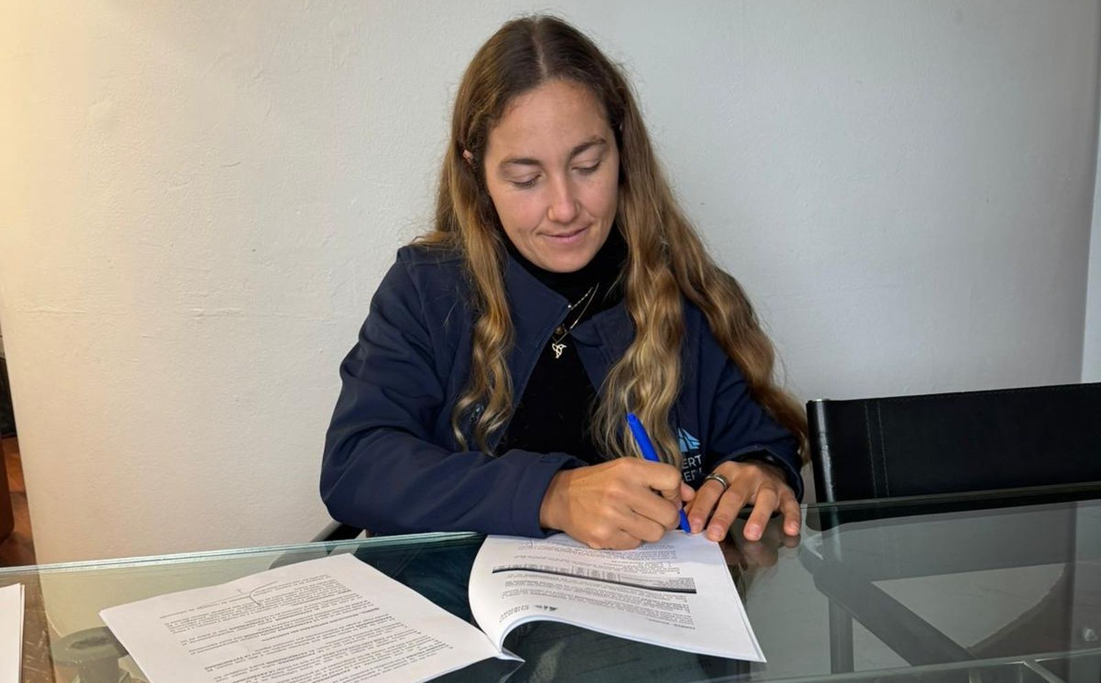 Pilar Lamadrid firma el nuevo acuerdo de patrocinio con Puerto Sherry.