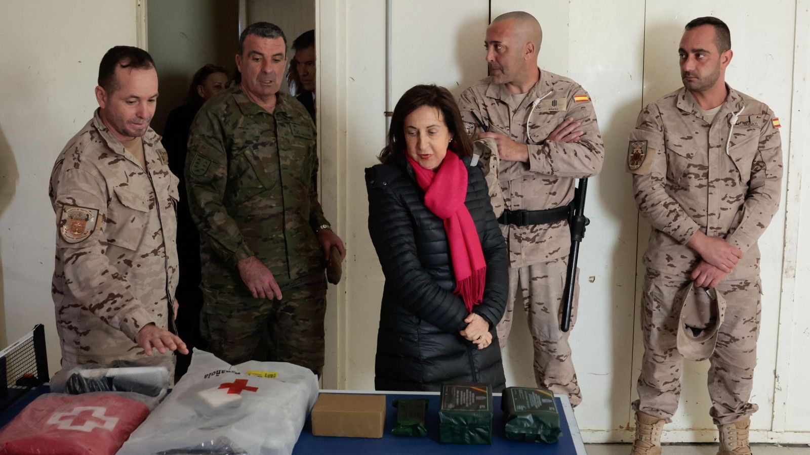 La ministra Margarita Robles durante su visita.