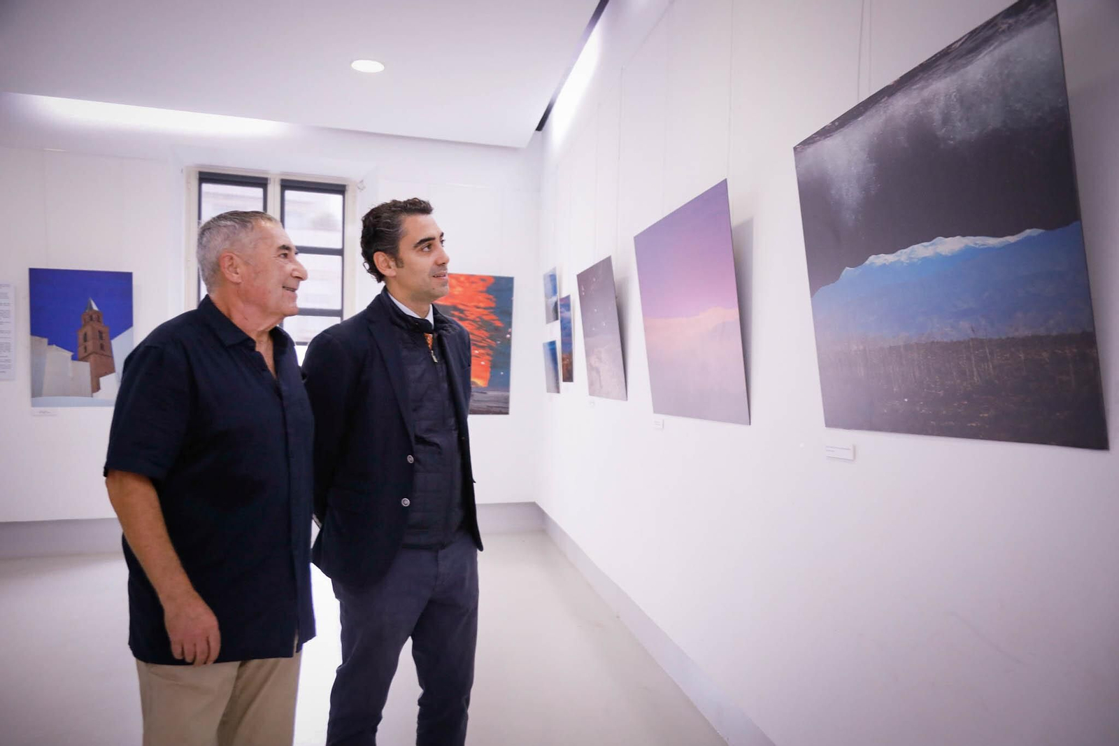 Gonzalo Ortiz contempla la muestra con el concejal Joaquín Pérez de la Blanca.